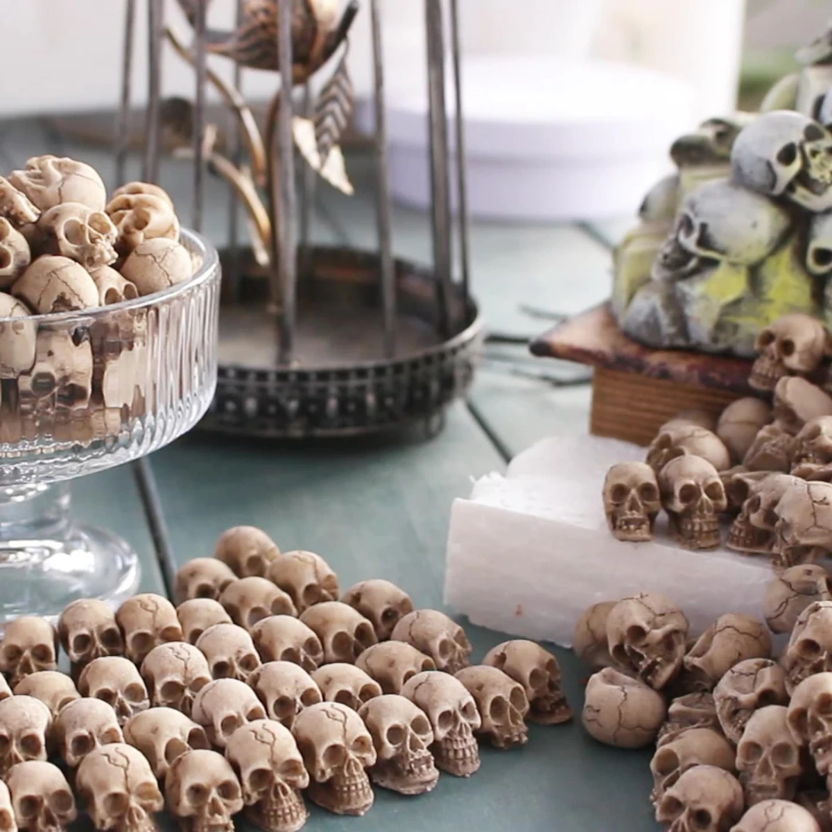 20Pcs Mini Skull Model Collectable Halloween Gothic Skull Sculptures Creative Festival Theme Landscape Garden Potted Plant Decor