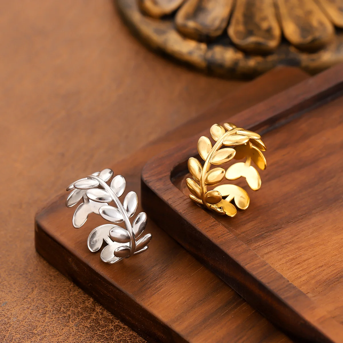 

Light luxury leaves gold-plated stainless steel ring, waterproof and non-fading heavy metal, with adjustable finger ring