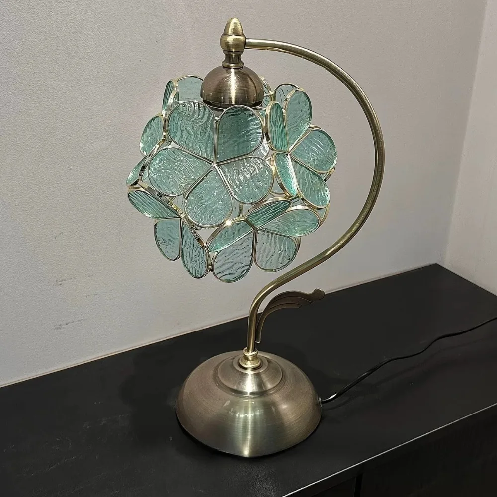 

Стеклянная настольная лампа в форме лепестка, винтажные трехцветные прикроватные лампы, креативный дизайн, ночные светильники, эстетическое украшение для спальни