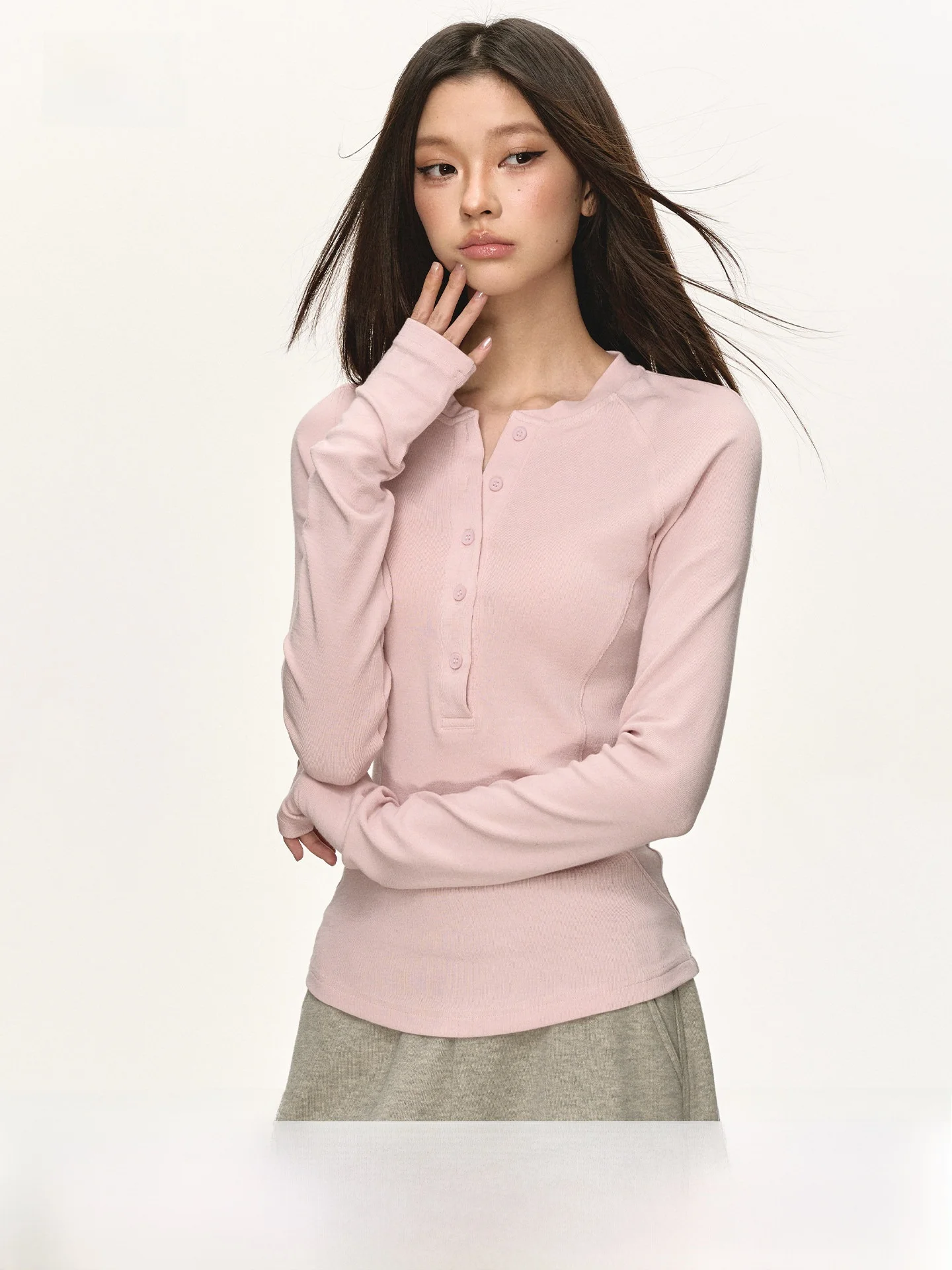 

Женская приталенная повседневная футболка Anna Aneae с пятью пуговицами, новинка весенней коллекции, универсальная базовая модель с круглым вырезом и длинными рукавами