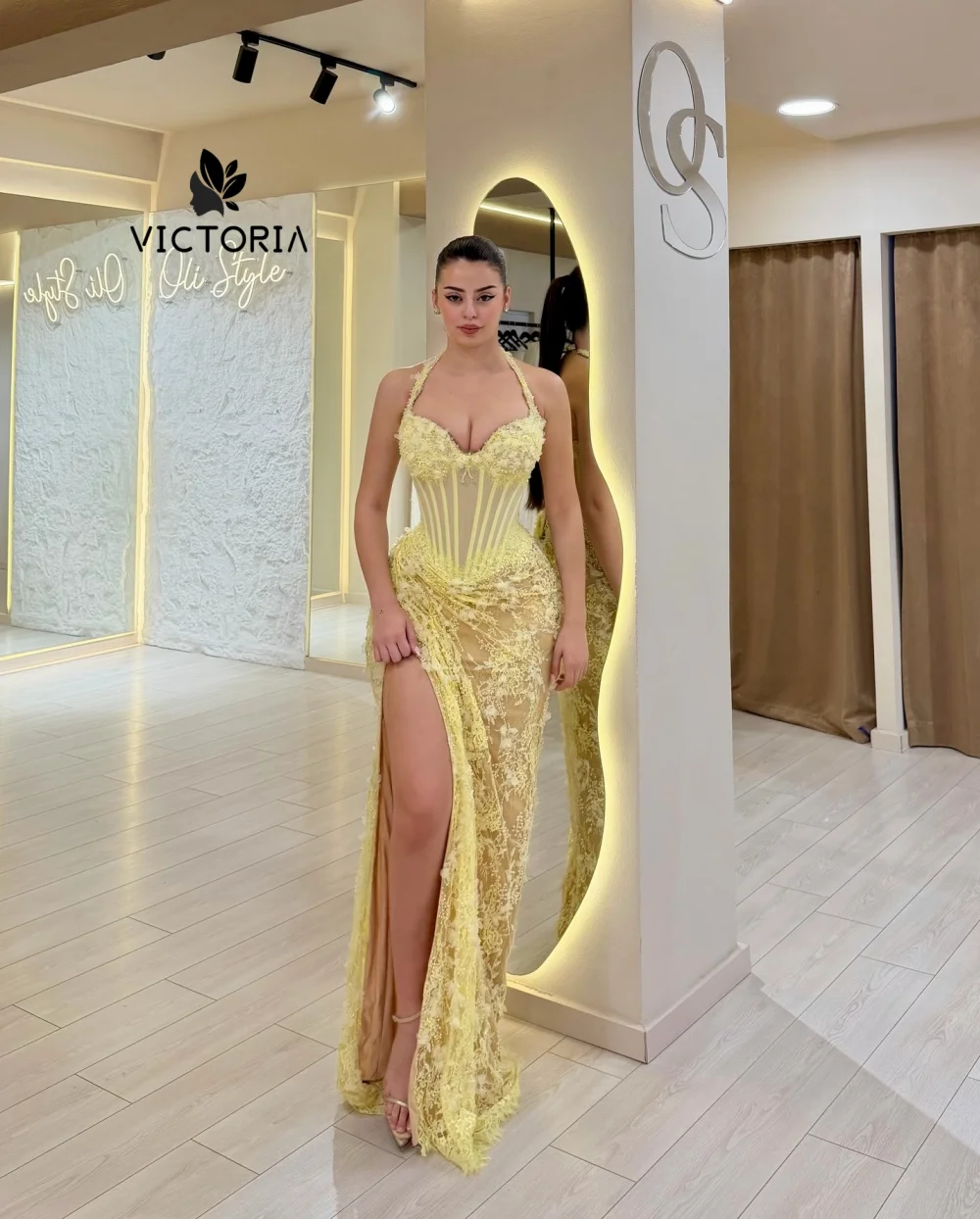

Halter Yellow Lace Prom Dress High Split Overseas Weddings Dress Graduation Court Banquets Dresses Fish Bones Mermiad Customized