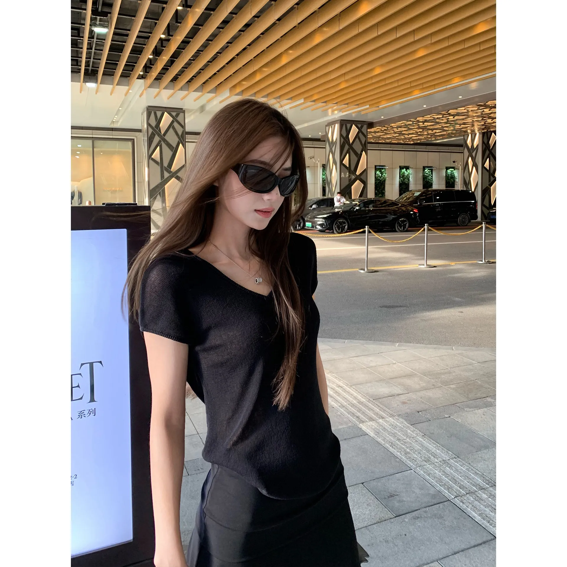2026 Summer Figure hugging Knit Top Soft Cool Linen Blend Fabric V Neck Short Sleeve Gentle Stylish Daily Women Knitted Blouse