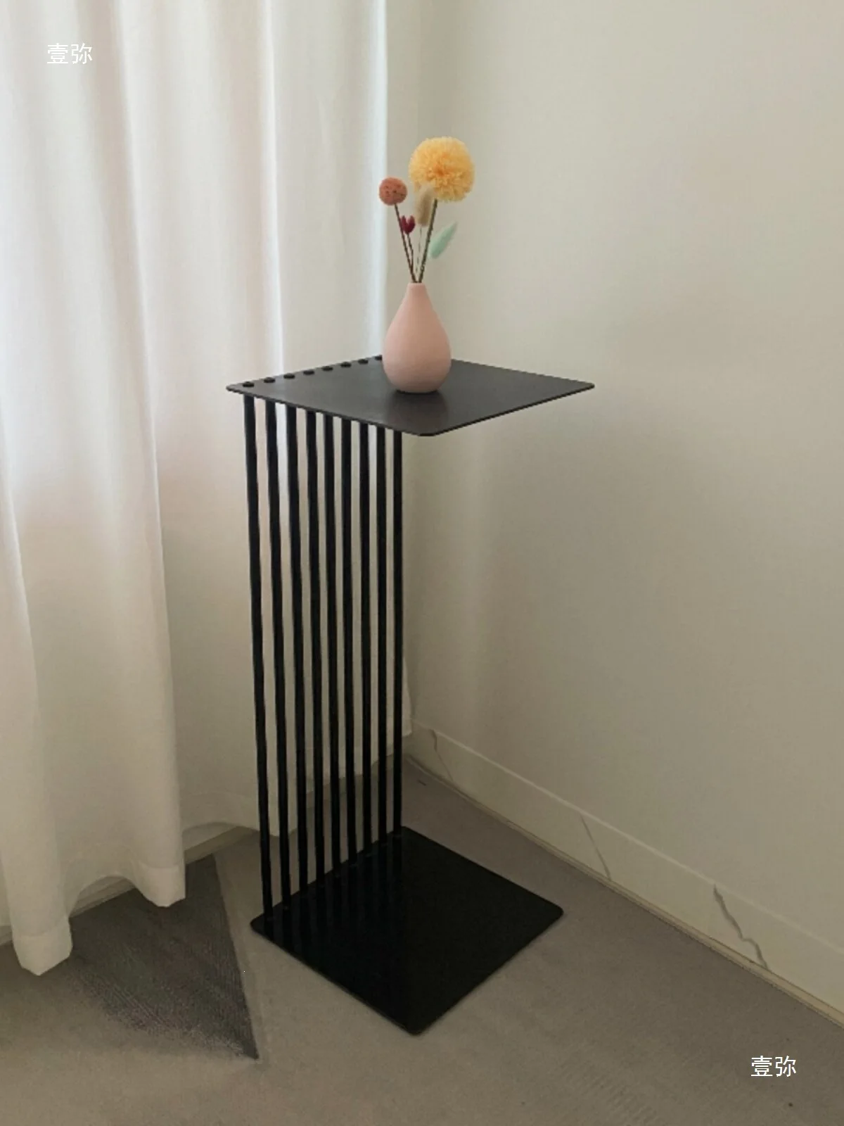 Nordic light luxury C-shaped side table Internet celebrity mini U-shaped wrought iron sofa small