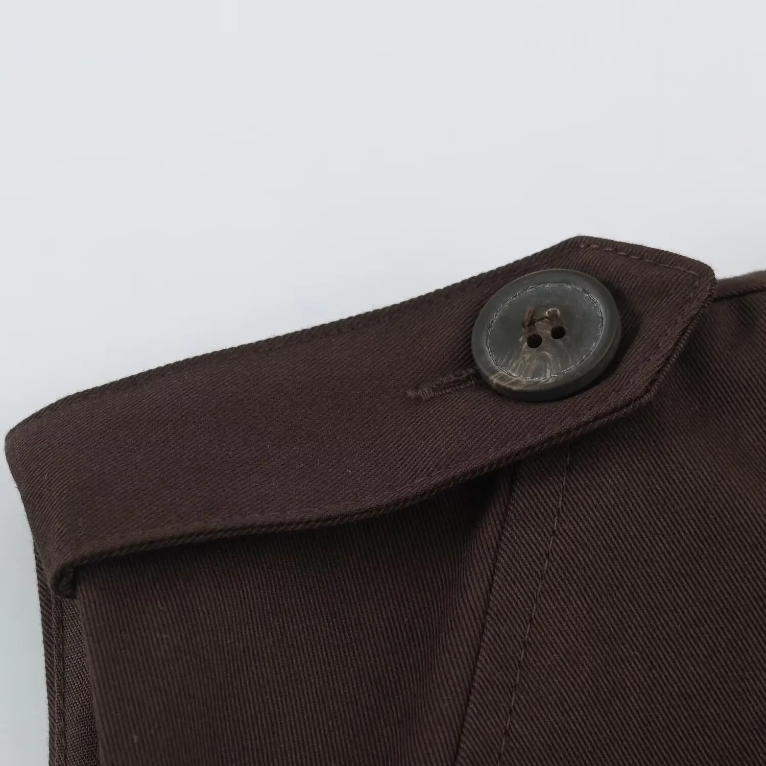 Sommerliches ärmelloses Rüschenkleid für Damen, V-Ausschnitt, hohe Taille, schicke Knopfverzierung, Mini-Kleid, lässiges Damenkleid für den Alltag. – Detail 13