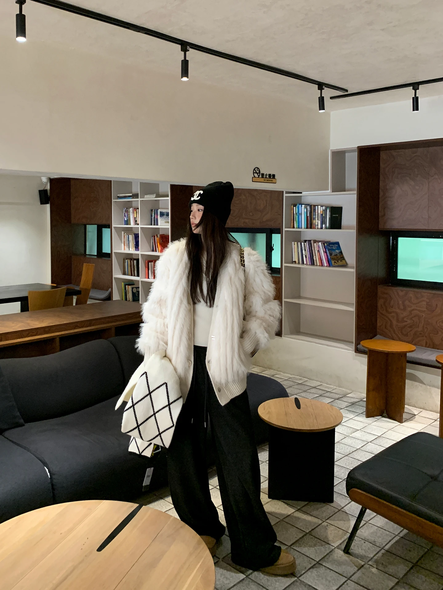 سترة قطنية دافئة فضفاضة للنساء من ريد سيليبريتي ستوديو، معطف فرو أبيض جديد لخريف وشتاء 2023، بأكمام طويلة وياقة على شكل V بأس...