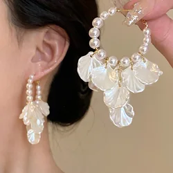 French Style Retro White Tassel Shell Petal Flower Pearl Beaded Hoop Earrings For Women Elegant Wedding Flower Party Jewelry