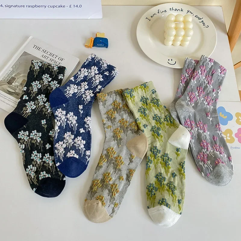 Calzini da donna di nuova moda con goffratura floreale Calzini a tubo centrale retrò da donna Moda giapponese etnica Harajuku Calzini lunghi vintage Sox