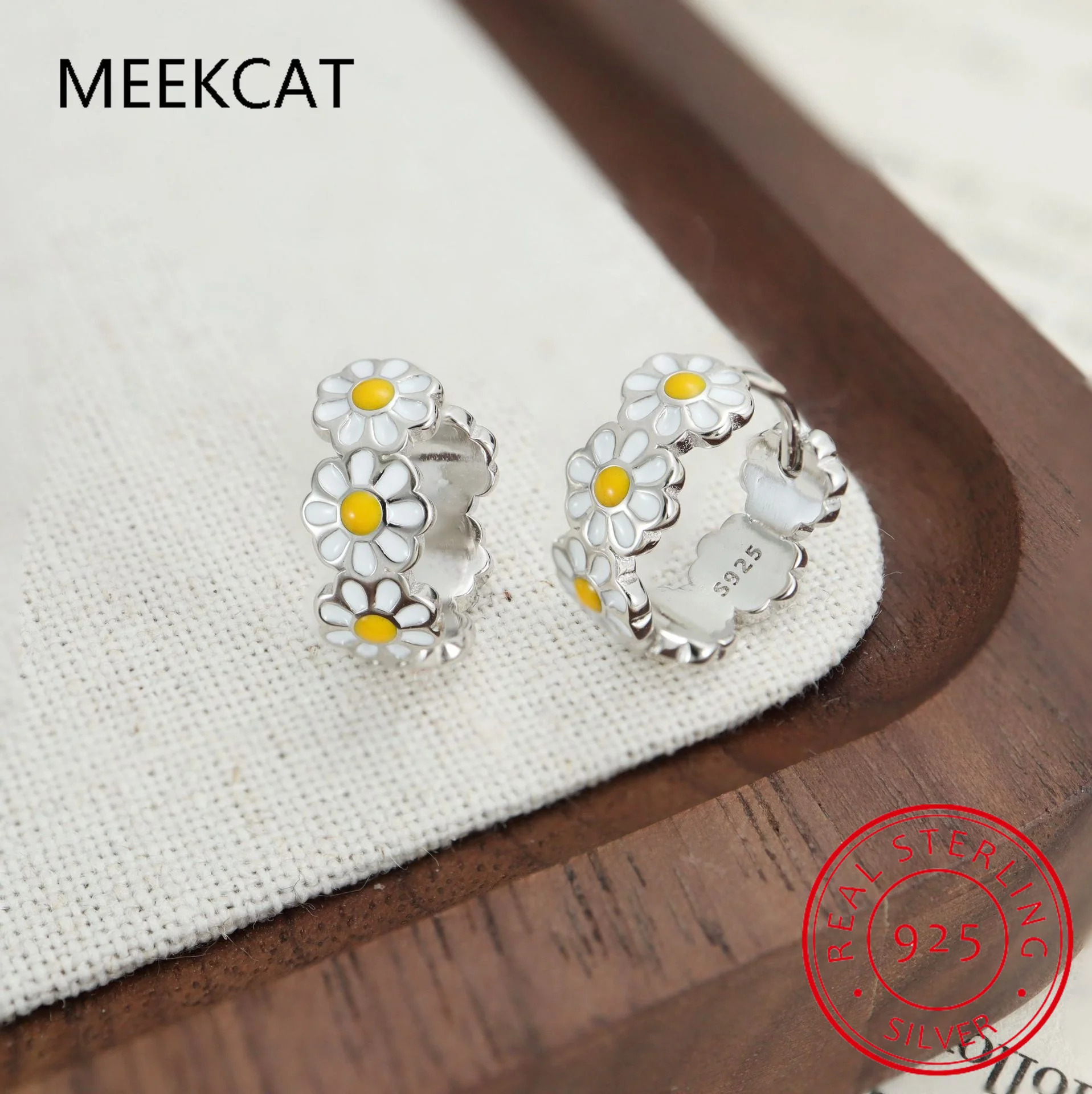 

Роскошные серьги-кольца из настоящего стерлингового серебра 925 пробы с белой эмалью и цветком ромашки для женщин, свадебные ювелирные украшения Huggies Arete DA2498