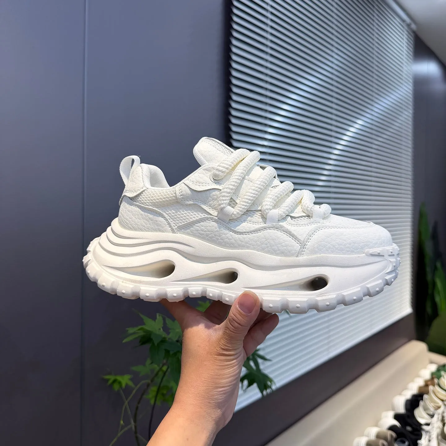 Herren-Sneaker mit dicker Sohle und perforiertem Design, mit dicken Seilschnürsen, Obermaterial aus Mesh-Gewebe und genarbter Textur für Atmungsaktivität und Komfort, dicke Sohle zur Erhöhung der Körpergröße, rutschfestes und verschleißfestes Design mit grobem Zahnmustermuster, trendiger Street-Style, geeignet für verschiedene Alltagstouren, Einkäufe und andere Anlässe. – Detail 8