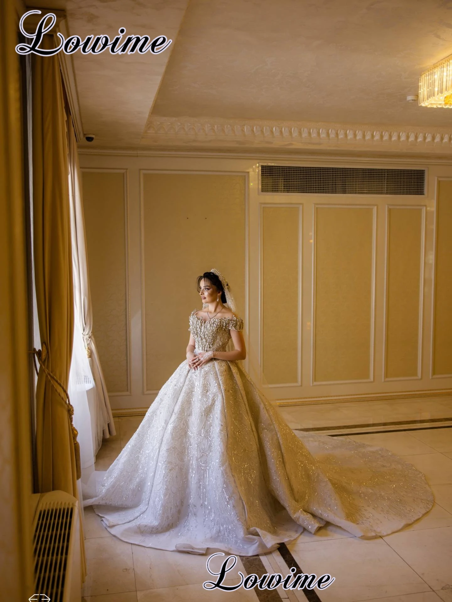 

Новые свадебные платья 2026 года с блестящими кристаллами, элегантные свадебные платья с открытыми плечами и шлейфом, белое платье для невесты на заказ