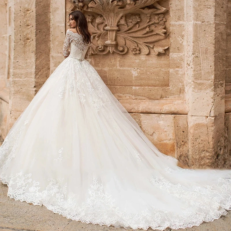 Abiti da sposa Vintage in pizzo francese 2023 scollo a barca maniche lunghe regolari Sweep Train Dubai abiti da sposa arabi matrimonio in chiesa