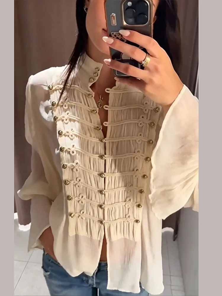 Trendige beige Bluse aus Crinkle-Stoff für Damen, locker geschnitten, mit Stehkragen, doppelten Metallknöpfen, Laternenärmeln, geeignet für Herbst, Dating und Pendeln. – Detail 14