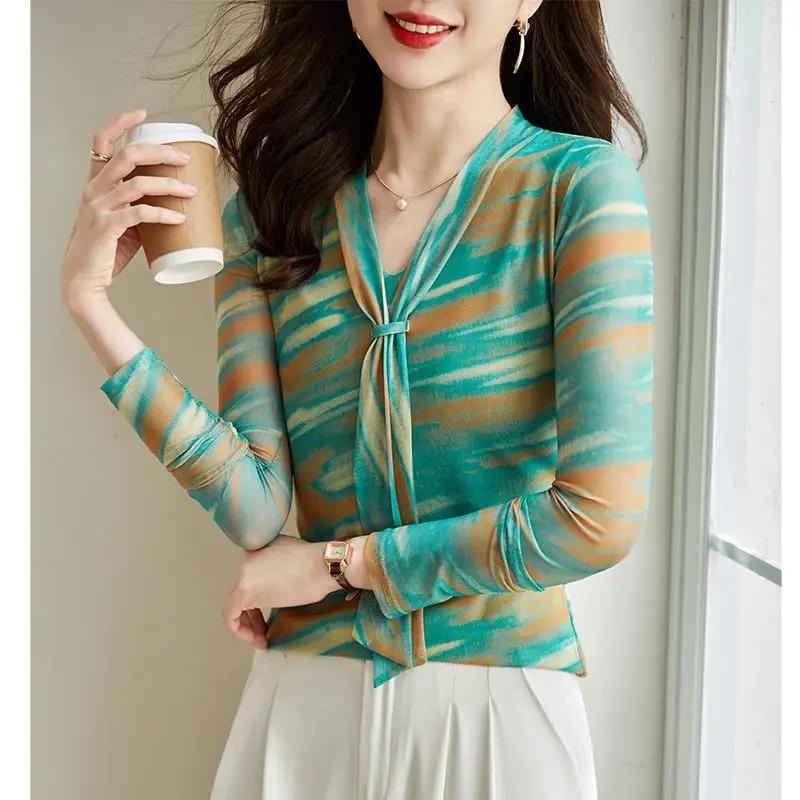 เสื้อตาข่ายสําหรับผู้หญิงเสื้อยืดคอวีแขนยาวเสื้อเบสเสื้อพิมพ์ลายอารมณ์อเนกประสงค์