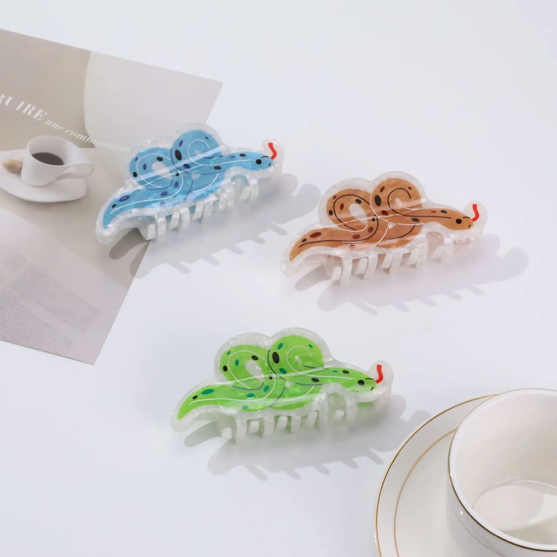 

DuoShang Cute Cartoon Small Snake Hair Claw Acrylic Claw Clips Colorful Animal Snake Crab Hair Clips for Women Hair Accessories