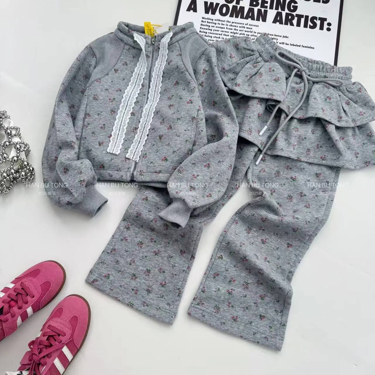 

Комплект для девочек, новинка 2025, детский весенне-осенний кружевной комплект с бантом, красивый корейский многослойный спортивный комплект из двух предметов с цветочным принтом