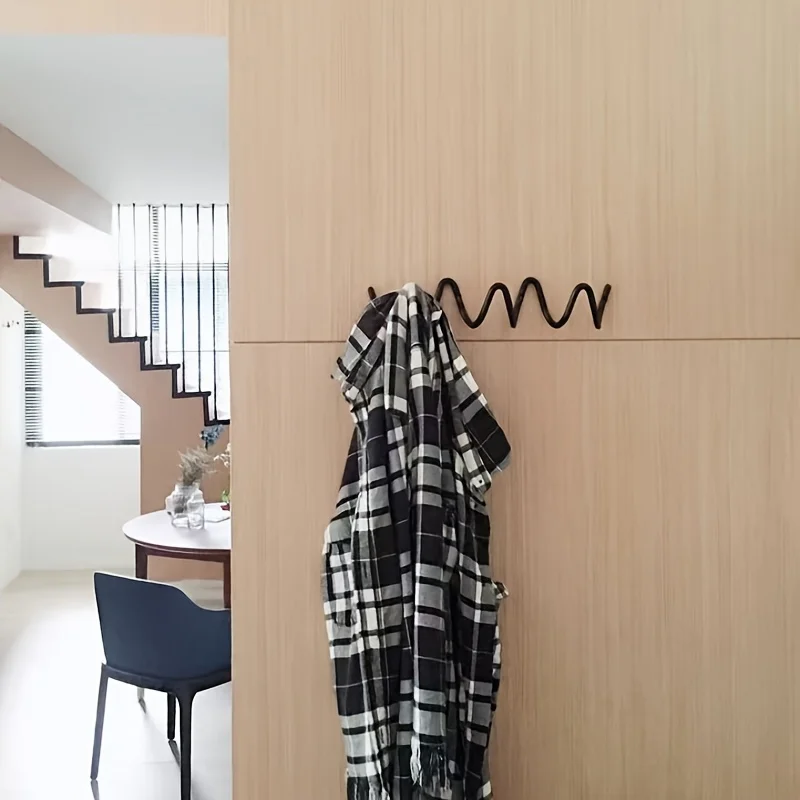 

Креативный волнистый металлический настенный крючок — стильная серебристо-черная вешалка для одежды для дома, прихожей или декора отеля — идеально подходит для шапок