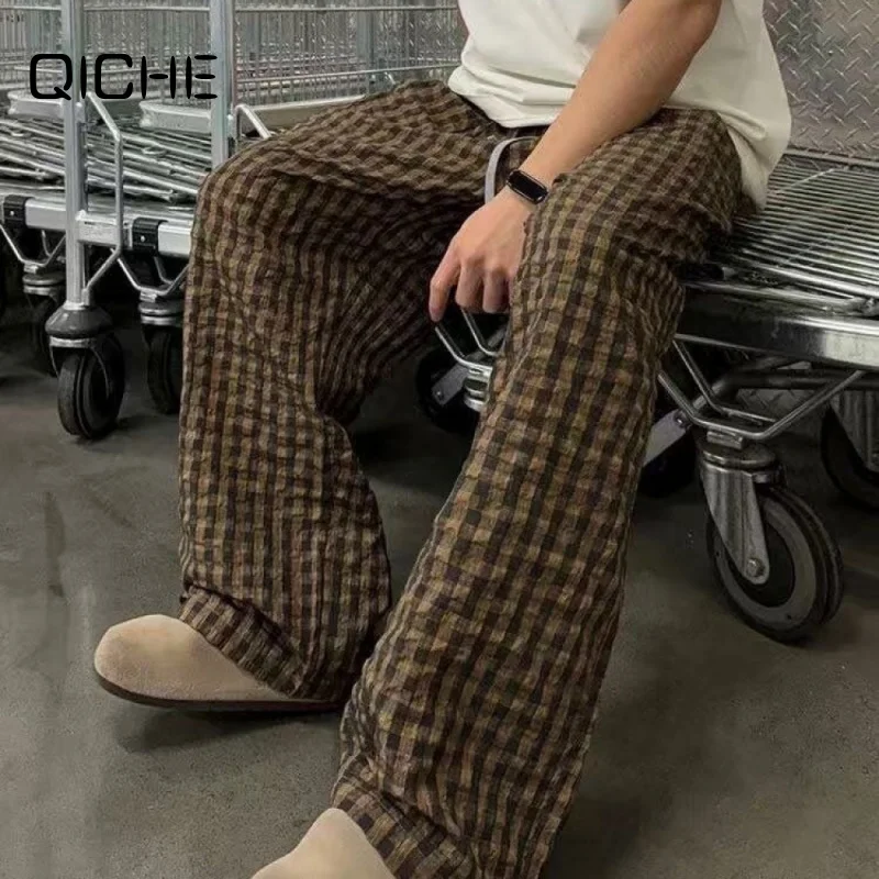 Pantalones QICHE para Hombre, Color Marrón Mocha, Tela Seersucker a Cuadros, Verano, Delgados, de Secado Rápido, Pierna Ancha, Estilo Americano Vintage, Casuales