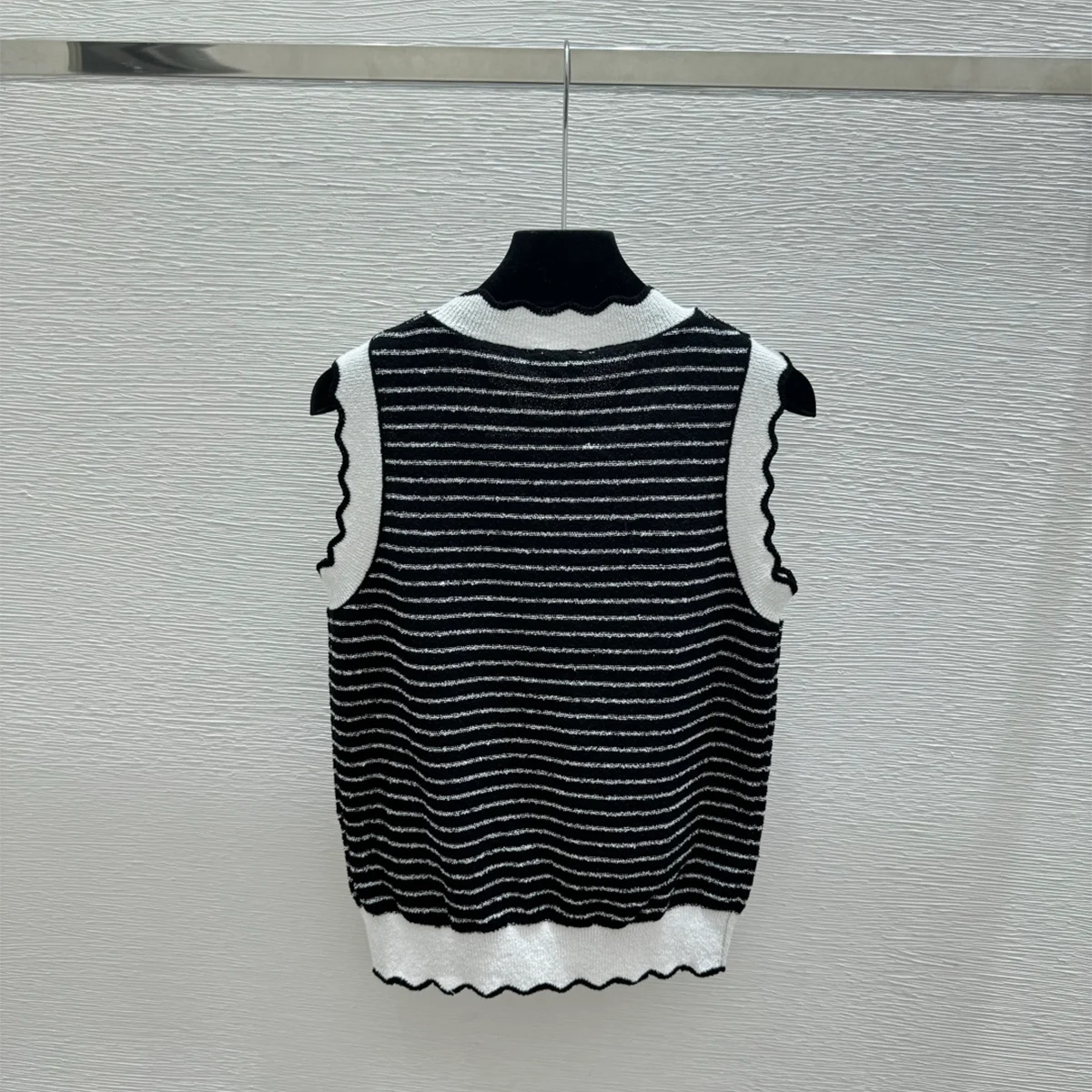 2026 High quality new women's round neck wave fungus edge sleeveless loose contrasting color vest--hb724