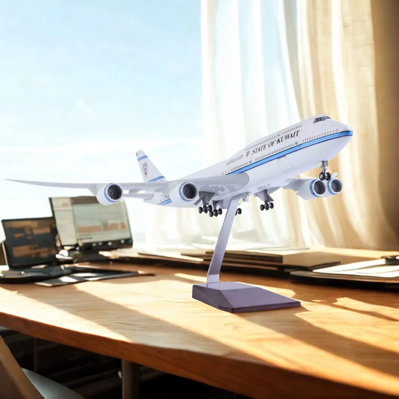 

Kuwait Airlines 47CM 1:150 Scale Model Aircraft B747-8 LED Light airplane toy Die-casting Machine Collected As A Gift By Aviatio