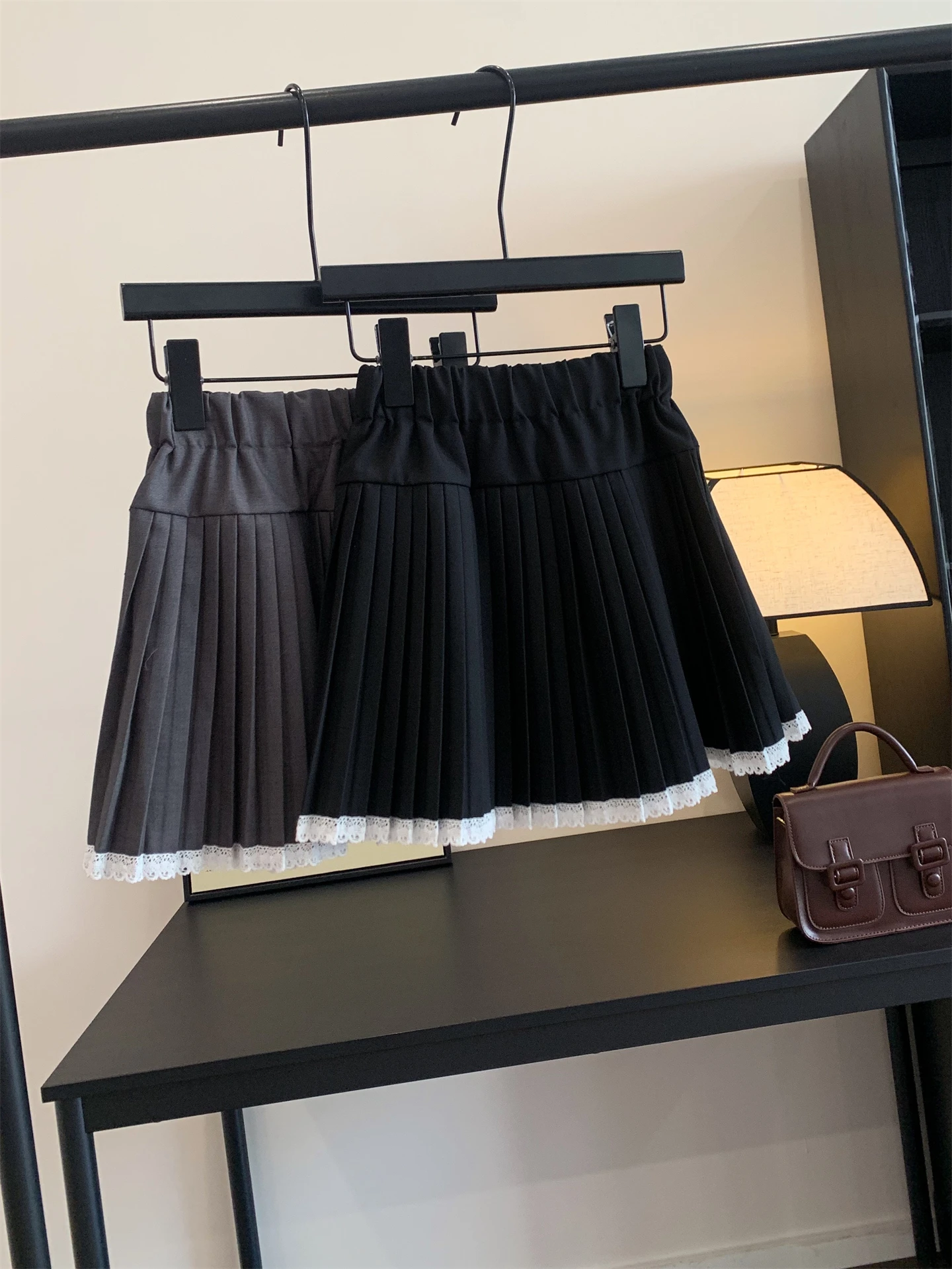 2026年春-ガールズ-ミディ丈-チェック柄スカート-レーストリム-スプライシング-aライン-ミニスカート-ハーフ丈スカート-スクールスタイル-多用途-子供服