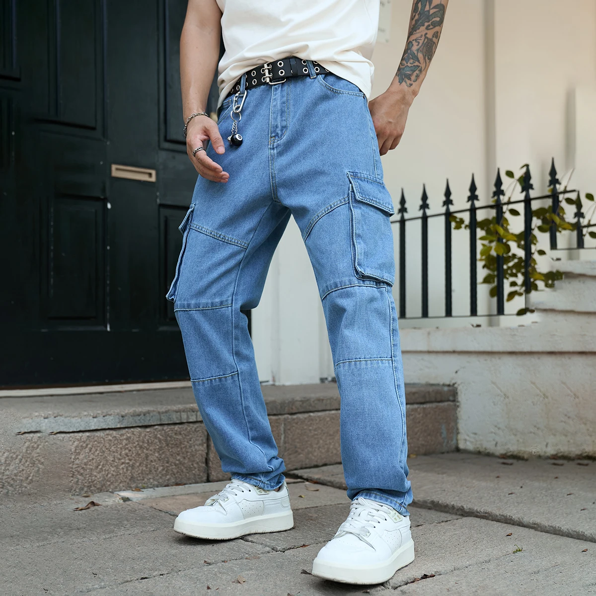 Men’s trendy casual workwear, straight-leg, multi-pocket, urban clothing, light-colored jeans.