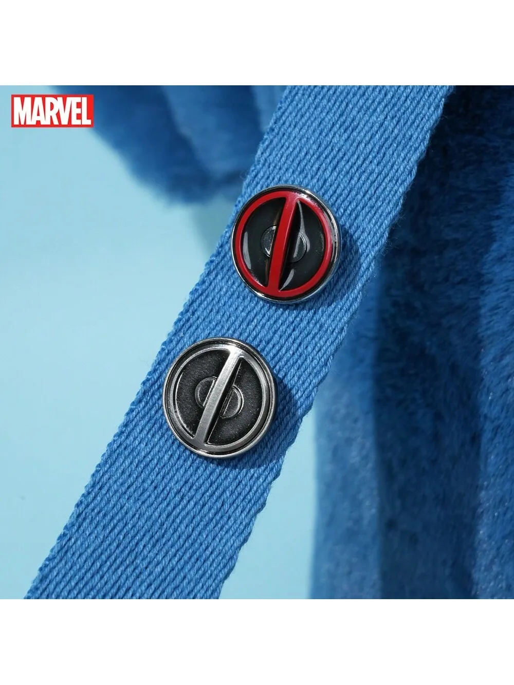 

1 шт., официально лицензированная брошь из сплава «Дедпул», украшения, рубашки, куртки, сумки, шапки, аксессуары, подарок для фанатов Marvel