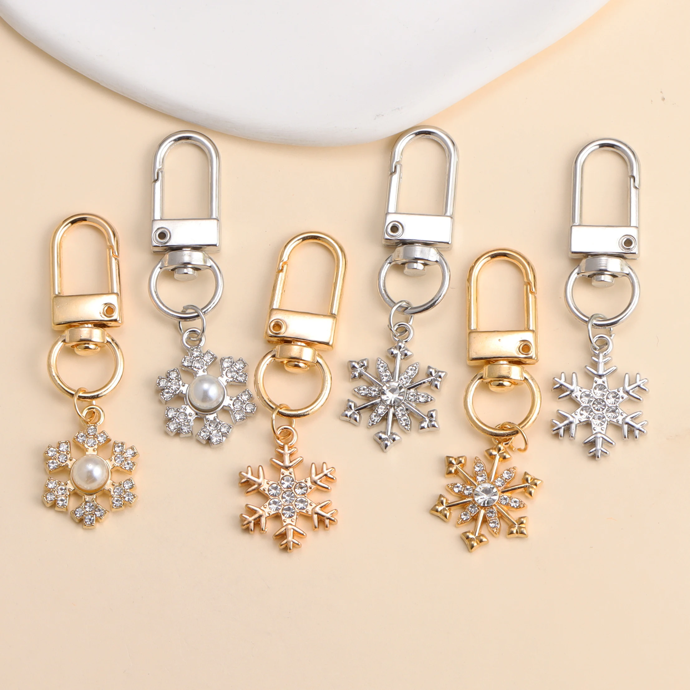 Funkelnde Kristallperle Schneeflocke Schlüsselanhänger Weihnachtsgeschenk für Frauen Mädchen Handtasche Zubehör Auto hängen Mode handgefertigten Schmuck