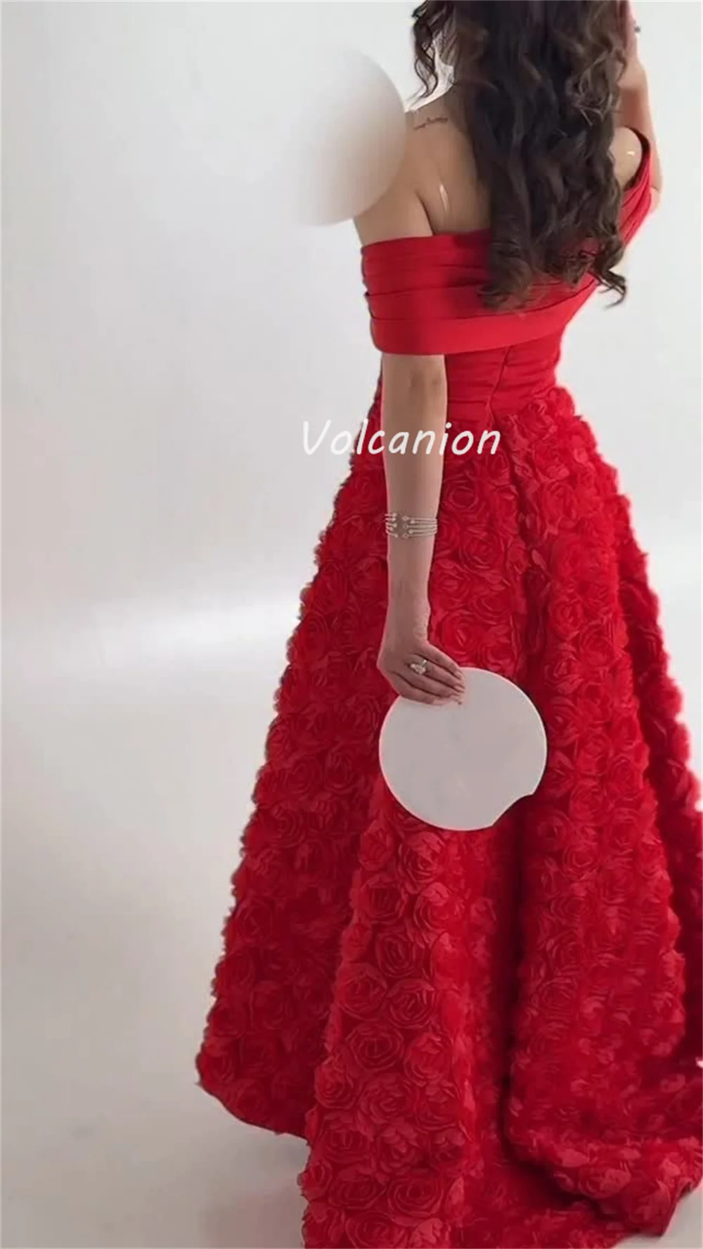 Vestidos largos personalizados, exquisitos, intrincados, Charmeuse, hechos a mano, drapeados con flores, corte en A, hombros descubiertos, vestidos para ocasiones a medida