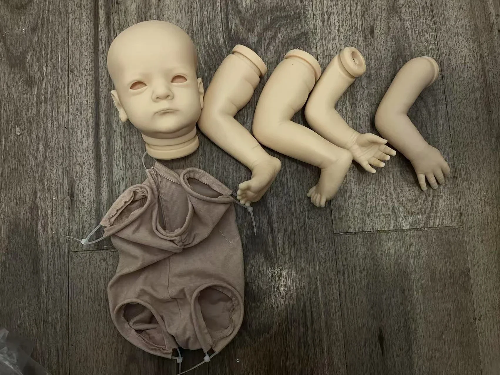 Vera – Kit de poupée Reborn de 19 pouces, inachevé, non peint, pièces de poupée vierges avec corps en tissu et yeux aléatoires, poupée d'art à collectionner