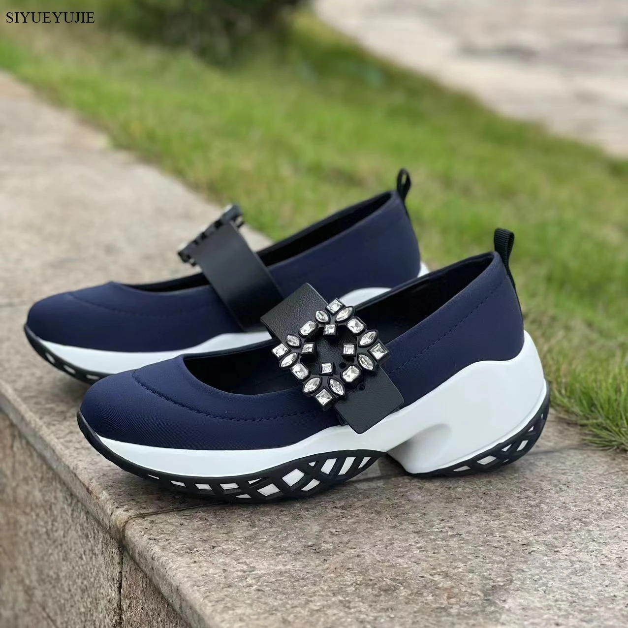 Scarpe vulcanizzate poco profonde con gancio e anello in cristallo in vera pelle 2024 nuove scarpe Casual con suola spessa scarpe sportive Mary Jane