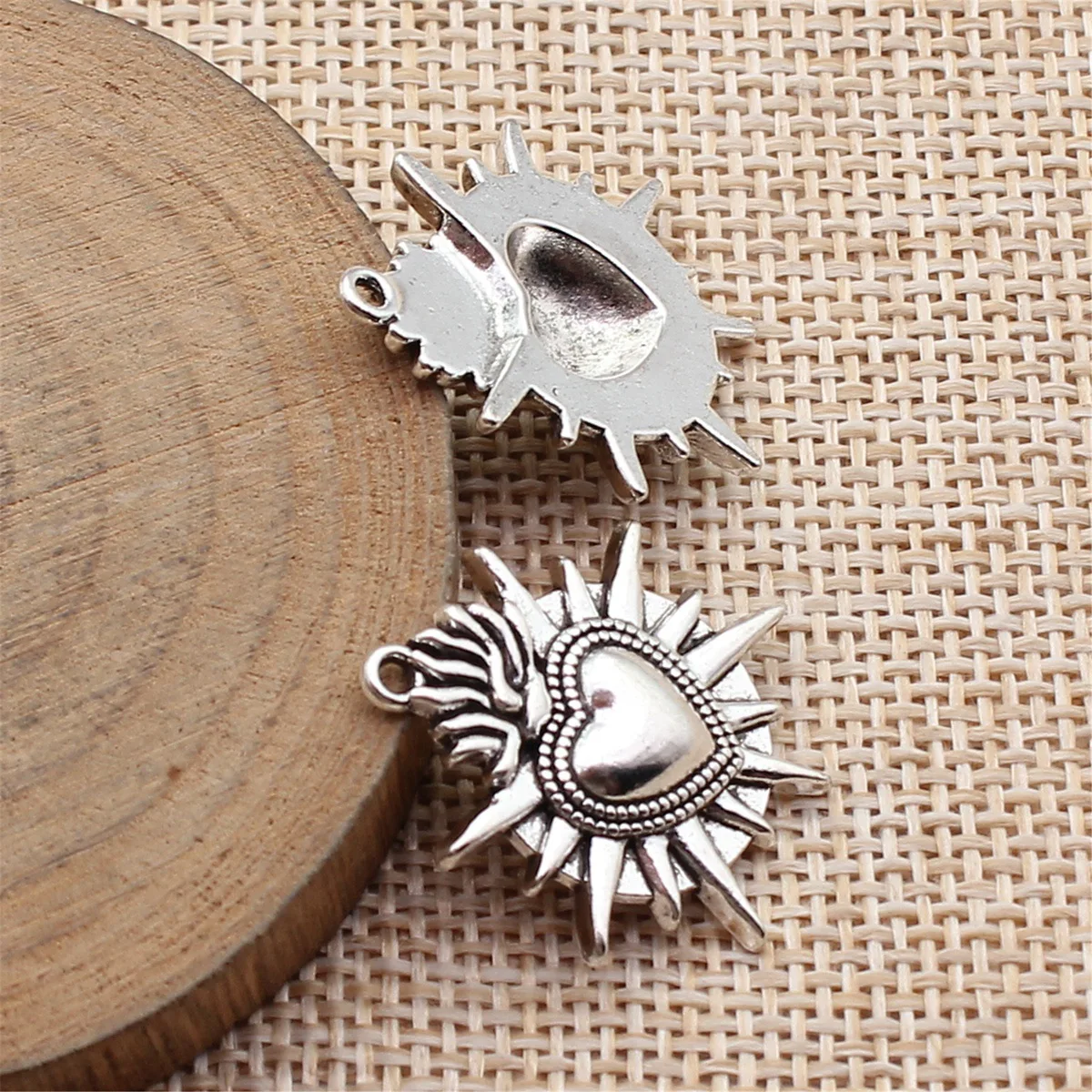 

20 шт. 26x24 мм (1,02x0,94 дюйма) подвески-сердечки в готическом стиле цвета античного серебра, аксессуары для изготовления ювелирных изделий своими руками