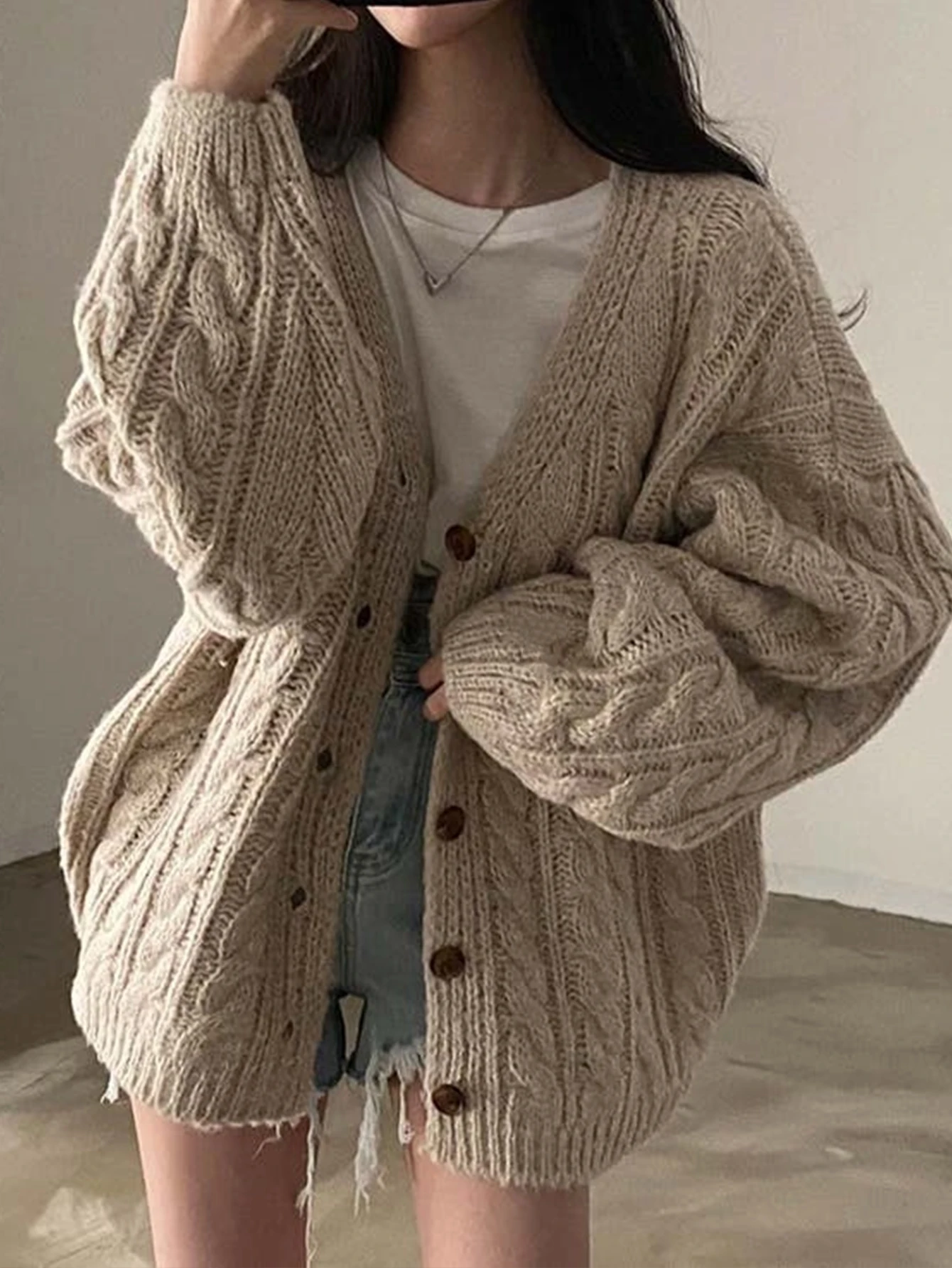New Autumn and Winter Niche Knit Cardigan for Women, Designed in a Lazy Style, Khaki Loose V-Neck Cardigan, Casual and Elegant Autumn and Winter Outerwear, Basic Versatile Style for Urban Commuting, Stylish and Fashionable Casual Resort Style, Designer Pattern Niche Knit Cardigan, Valentine's Day Holiday Clothing, Instagram-Style Clothing, Popular among Koreans, Date Gift, Women's Clothing