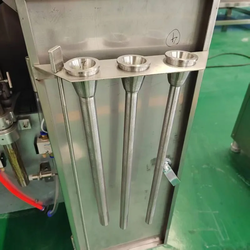 Remplisseur de saucisses pneumatique automatique avec trémie de 30l, capacité de sortie de 300 kg/h, avec composants de noyau de roulement de pompe à moteur