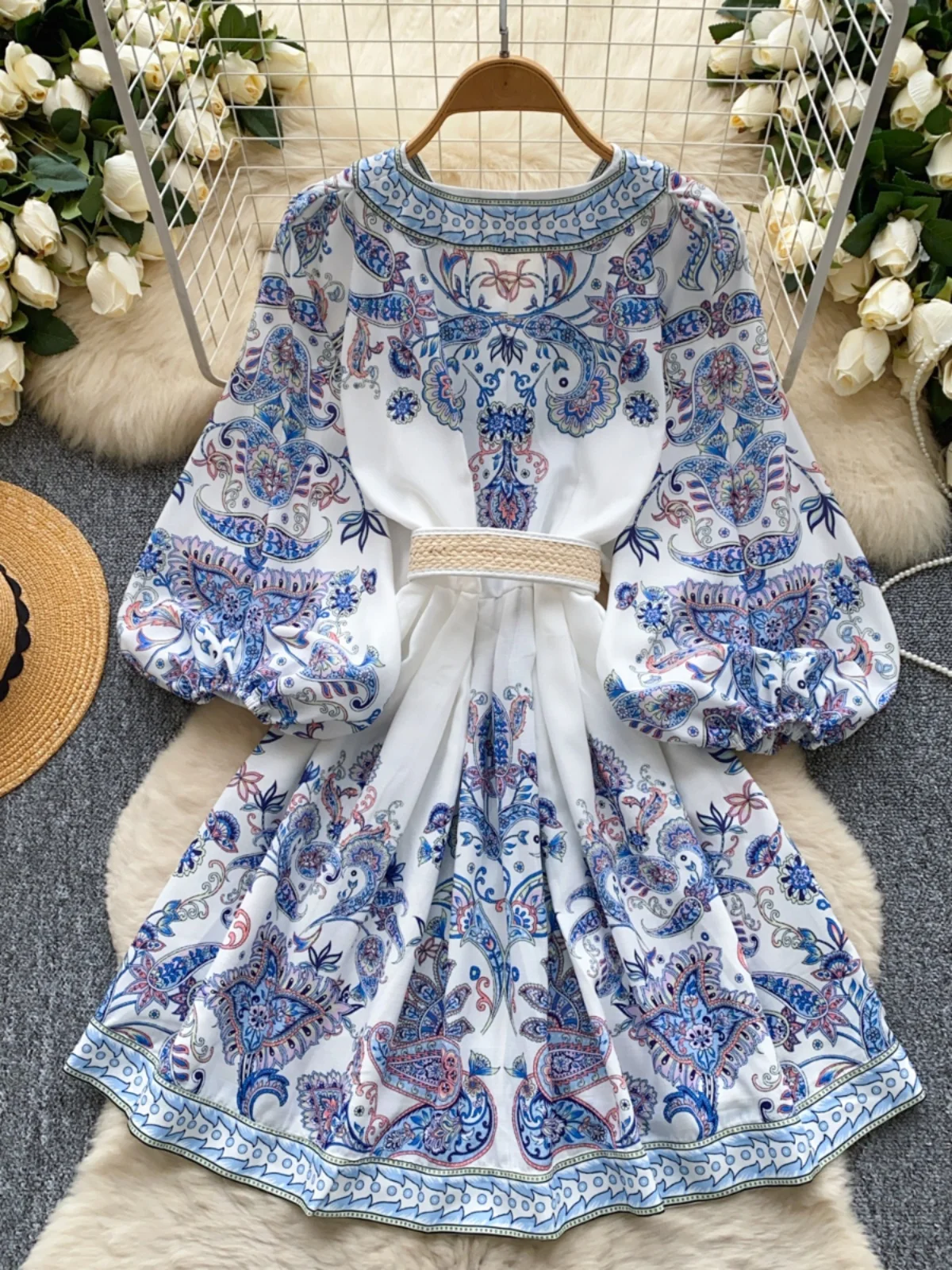 فستان نسائي جديد بتصميم ريترو لربيع 2025، بقصة A-Line وياقة V وأكمام فانوسية، مطبوع، بخصر عالٍ وأكمام طويلة، بتصميم فستان قصي... #2