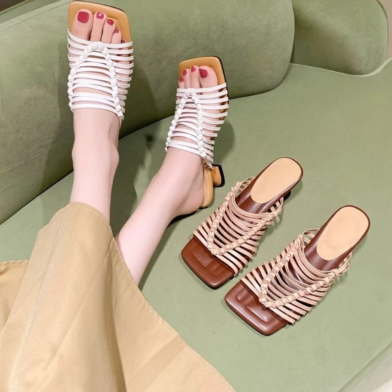 Pantofole da donna con tessitura retrò scavata con una sola parola Pantofole fresche estive con cinturini per spaghetti esterni a testa quadrata e punta aperta