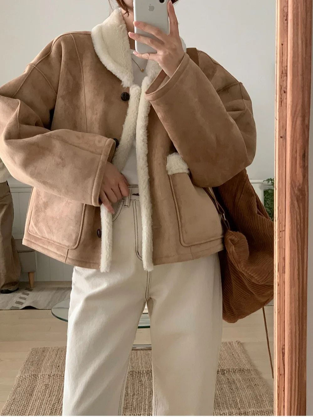 Elegancki, vintage'owy płaszcz dwustronny z zamszowym kołnierzem z futra jagnięcego, damski płaszcz ze skóry ekologicznej i futra, prosty krój, do pracy.