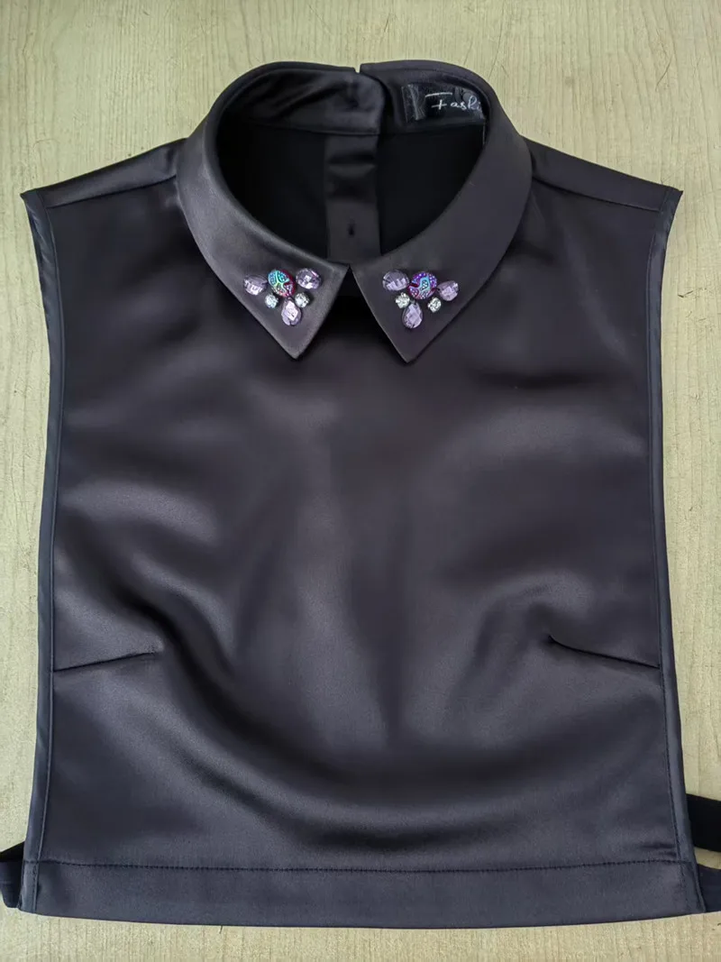 新着サテン生地の女性の襟付きシャツフェイクカラーダイヤモンド装飾シャープポインテッドカラーホワイトブラカジュアルスレ