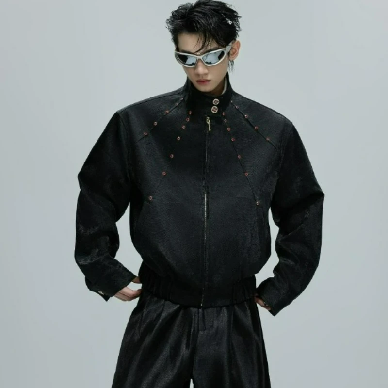 Una chaqueta corta de cuero con cuello alto y adorno de piedras preciosas para hombres primavera otoño 2026 con un sentido de diseño único