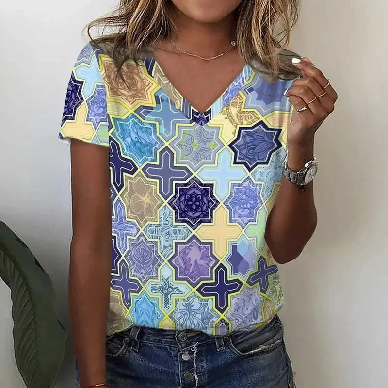 Stylish Women's T-Shirt with Colorful Grid Print – A Casual, Loose-Fit, Short-Sleeve V-Neck Summer Top with a Cute, Girly Style.