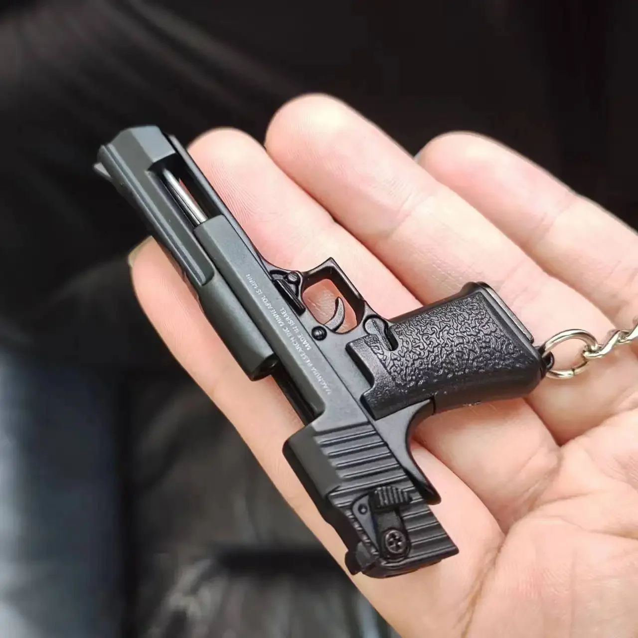 Legering 1:4 schaal Desert Eagle pistool mini speelgoedpistool sleutelhanger wapenmodel metalen sleutelhanger voor volwassen kinderen kerstcadeau