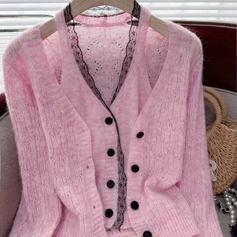 Un elegante e confortevole set di maglioni cuciti in pizzo con design finto in due pezzi Nuovo maglione lavorato a maglia primaverile autunnale e un top di nicchia