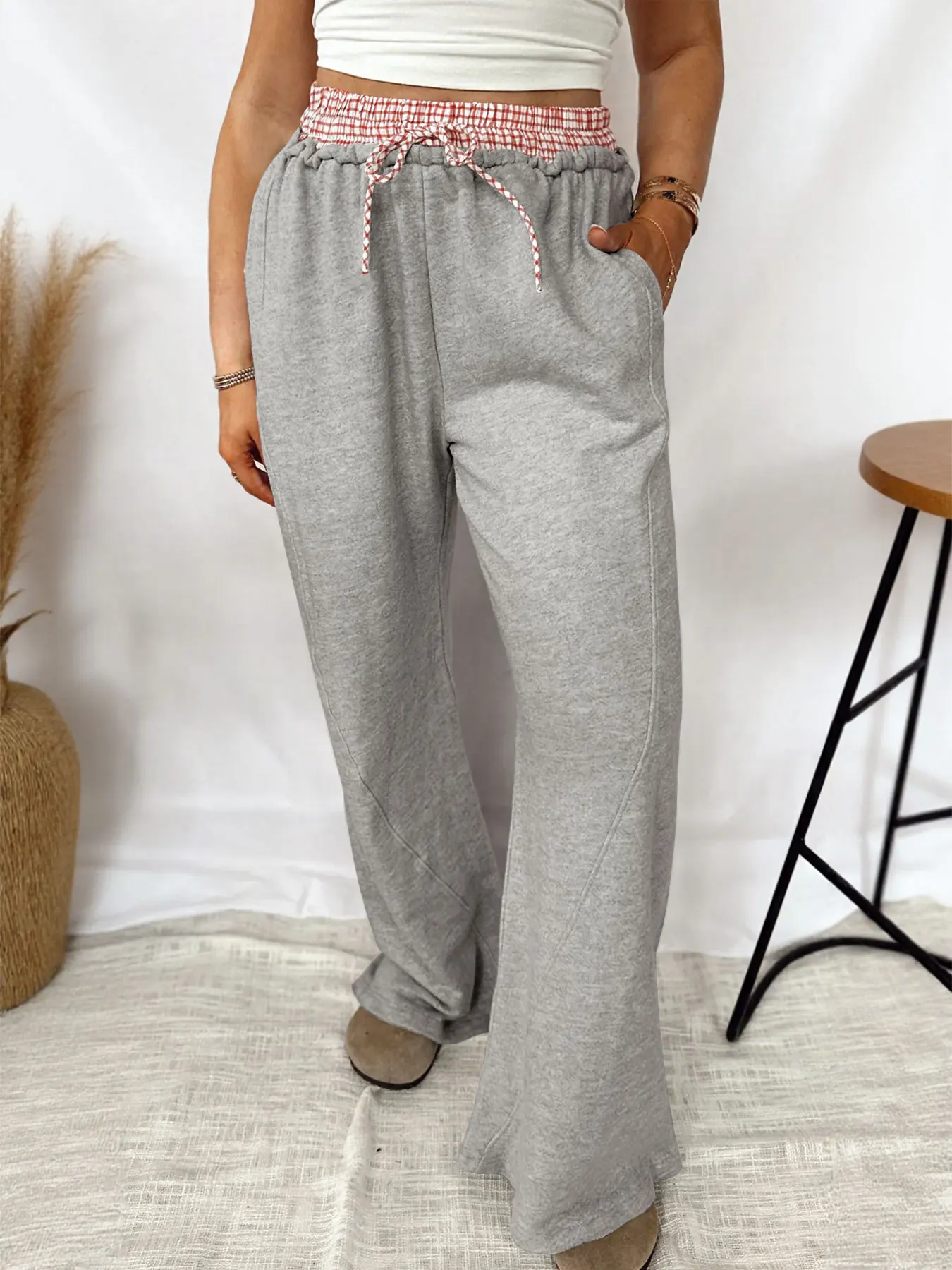 กางเกงขายาวสีเทาระดับไฮเอนด์ของผู้หญิงพร้อมการเย็บปะติดปะต่อลายตารางหมากรุกและเอวยางยืดสําหรับฤดูใบไม้ร่วงปี 2025