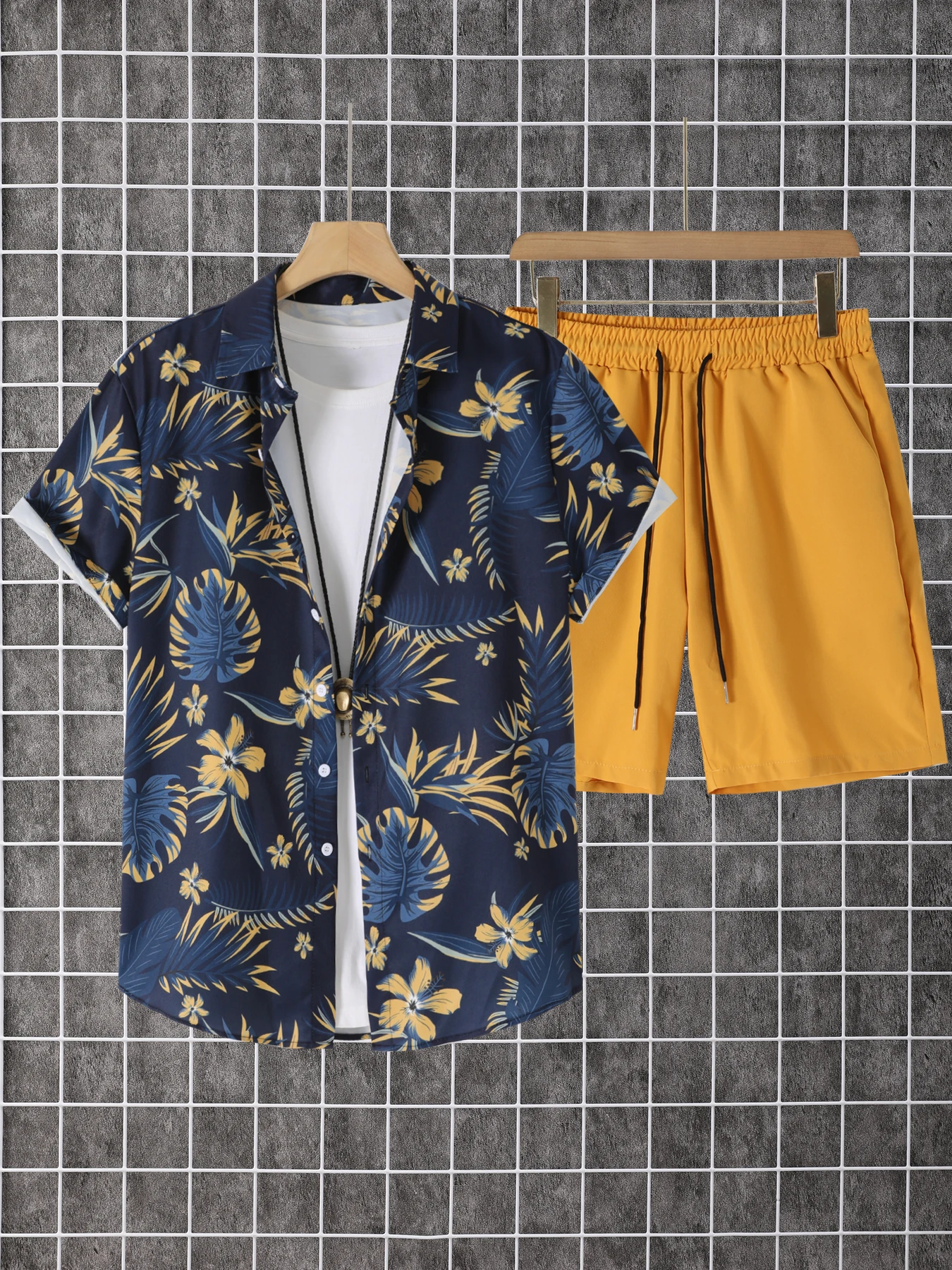 

Комплект из двух предметов: мужская летняя рубашка с короткими рукавами и шорты с принтом