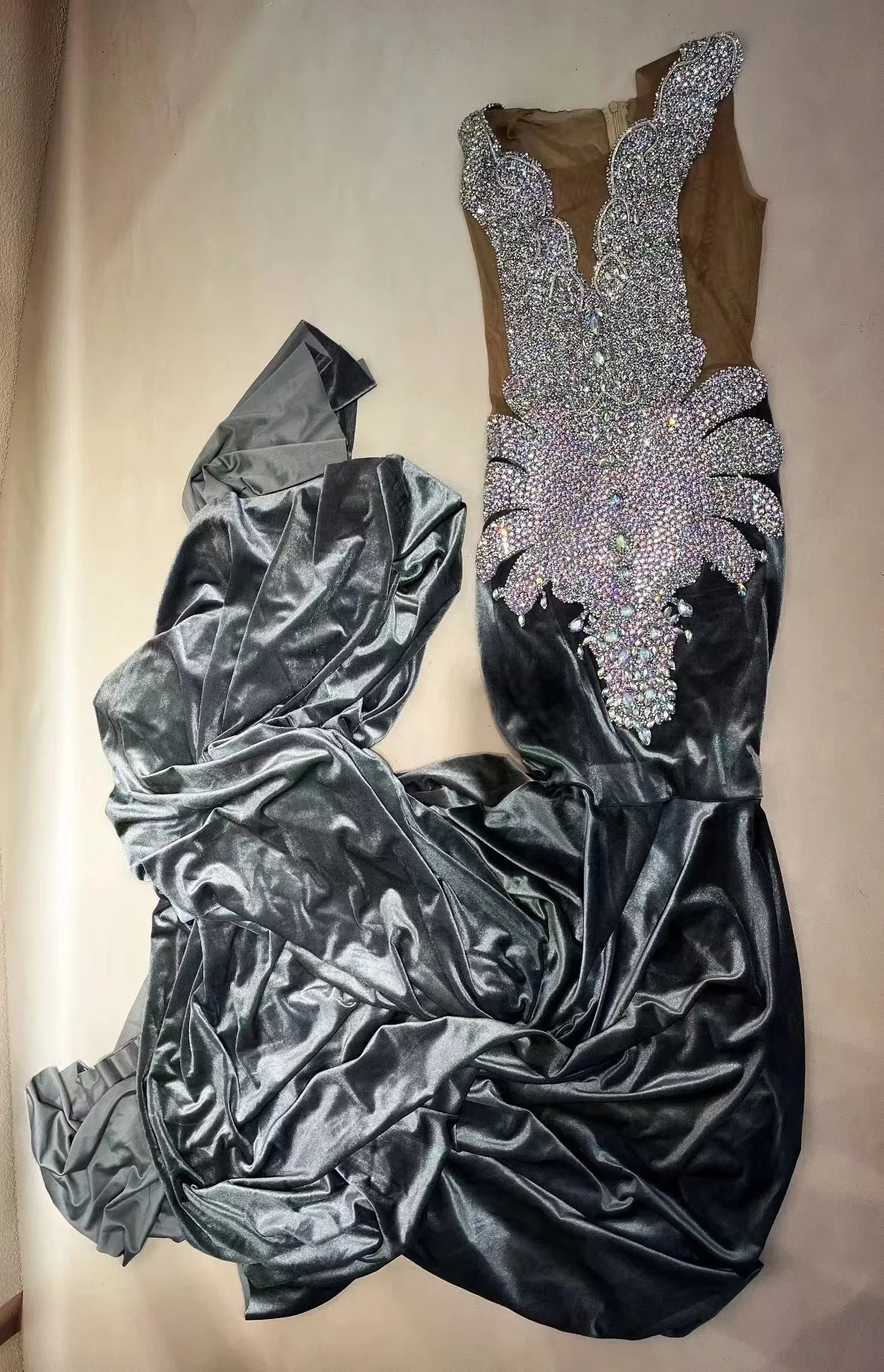 Sexy escenario lujoso gris plata diamantes de imitación vestido de tren grande noche cumpleaños celebrar disfraz Sexy sin mangas vestido para sesión de fotos