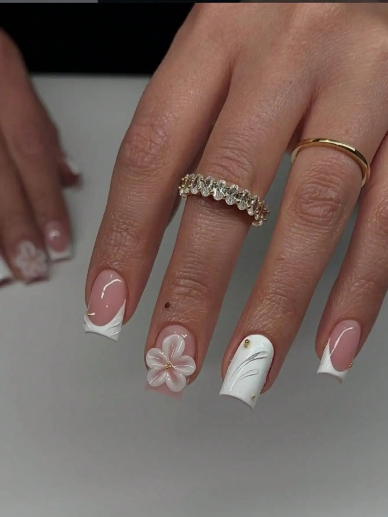 10 Pieces of Short Rectangular Handmade Nails, Gentle Korean Style, Nude Pink and White French Design, with Three-Dimensional White Flowers and Small Gold Beads Embellishments, Jelly Glue Adhesive, Removable Nail Patches, Suitable for Girls to Wear in Their Daily Life, Dates, Outings, and Gatherings