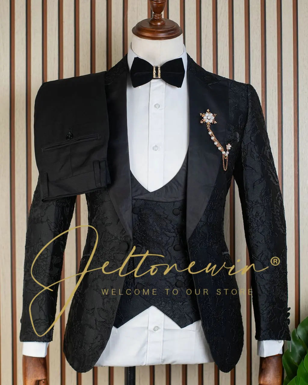 

Черный мужской смокинг с жилетом. Элегантный классический стиль. Официальный наряд для жениха или вечера для особых случаев и банкетов.
