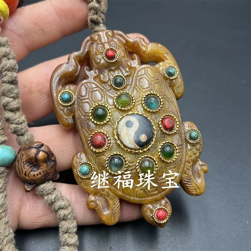 

Miscellaneous Duobao inlaid old Xiu dragon turtle handle piece ancient pulp old object copper coin folk auspicious beast