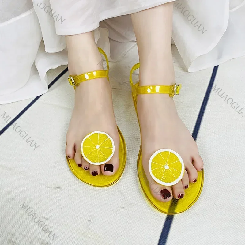 

Женские сандалии с фруктами, прозрачные шлепанцы из ПВХ на плоской подошве, женские сандалии на открытом воздухе, лето 202, модная пляжная обувь с нескользящим ремешком и пряжкой