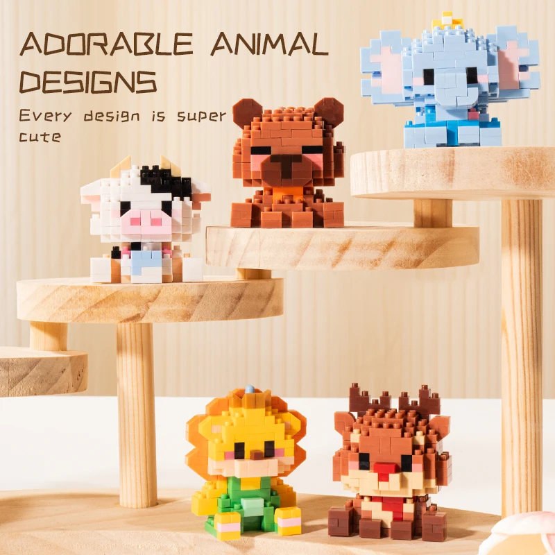 積み木のおもちゃと小さな動物。 小さなライオン、牛、クマ、ヘラジカ、カバ、赤ちゃん象。 積み木の装飾品、ギフト