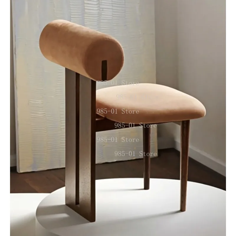 

Минималистичные обеденные стулья из цельного дерева в скандинавском стиле — прочные для использования в кафе в отеле